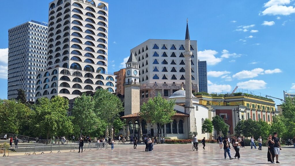 moderne gebäude und ein stadtplatz in tirana